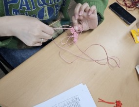 ﻿전통매듭수업﻿전통매듭 수업은 매주 수요일 입니다.취미반 자격증반 가능합니다.문의 031-271-7701천천동 롯데마트앞 광장프라자4층 입니다. 