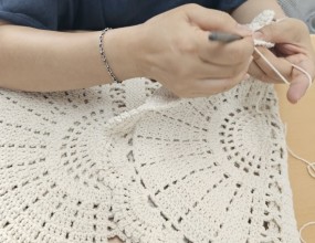 ﻿손뜨개 취미반﻿손뜨개수업은 매주 화요일 입니다.오전반.오후반 미리 예약하시고 오시면 바로 수업가능 합니다.방문예약필수031-271-7701천천동 롯데마트앞광장프라자4층 입니다. 