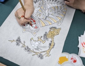 ﻿까치와호랑이 전통﻿민화수업에 궁금하신분들 많은 연락 부탁 드립니다.8월부터는 수요일 금요일 주2회이며취미반,정규반 (자격증반) 있습니다.﻿*토요반(주말반)모집중 입니다.*​﻿﻿천천동 롯데마트앞 광장프라자4층 입니다.문의 031-271-7701 