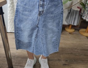 ﻿안입는 청바지 치마 만들기 ﻿입지않는 청바지 리폼 입니다. 치마 만들기도 가능 하고 ..가방,수납용 벽걸이 가능 합니다.홈패션,옷수선,홈웨어관련 수업은 매주 화요일 목요일 이며﻿전화,방문예약은 031-271-7701감사합니다. 